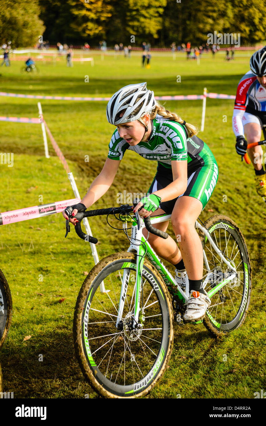 Concorrente in Rapha Super Cross ciclocross gara a Broughton Hall vicino a Skipton North Yorkshire, Inghilterra Foto Stock