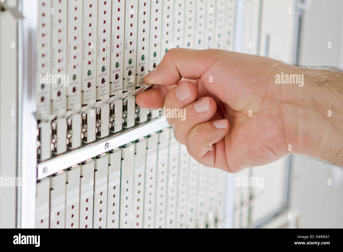 Pulire la mano è la rimozione di una scheda di telecomunicazione. Foto Stock