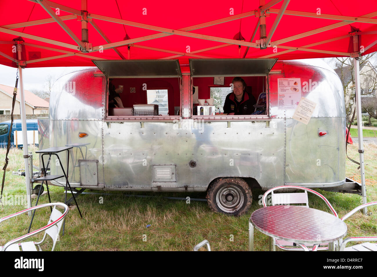 Una roulotte Airstream utilizzato come un mobile di stallo alimentare con una tenda rossa in un paese mostra nel Regno Unito Foto Stock