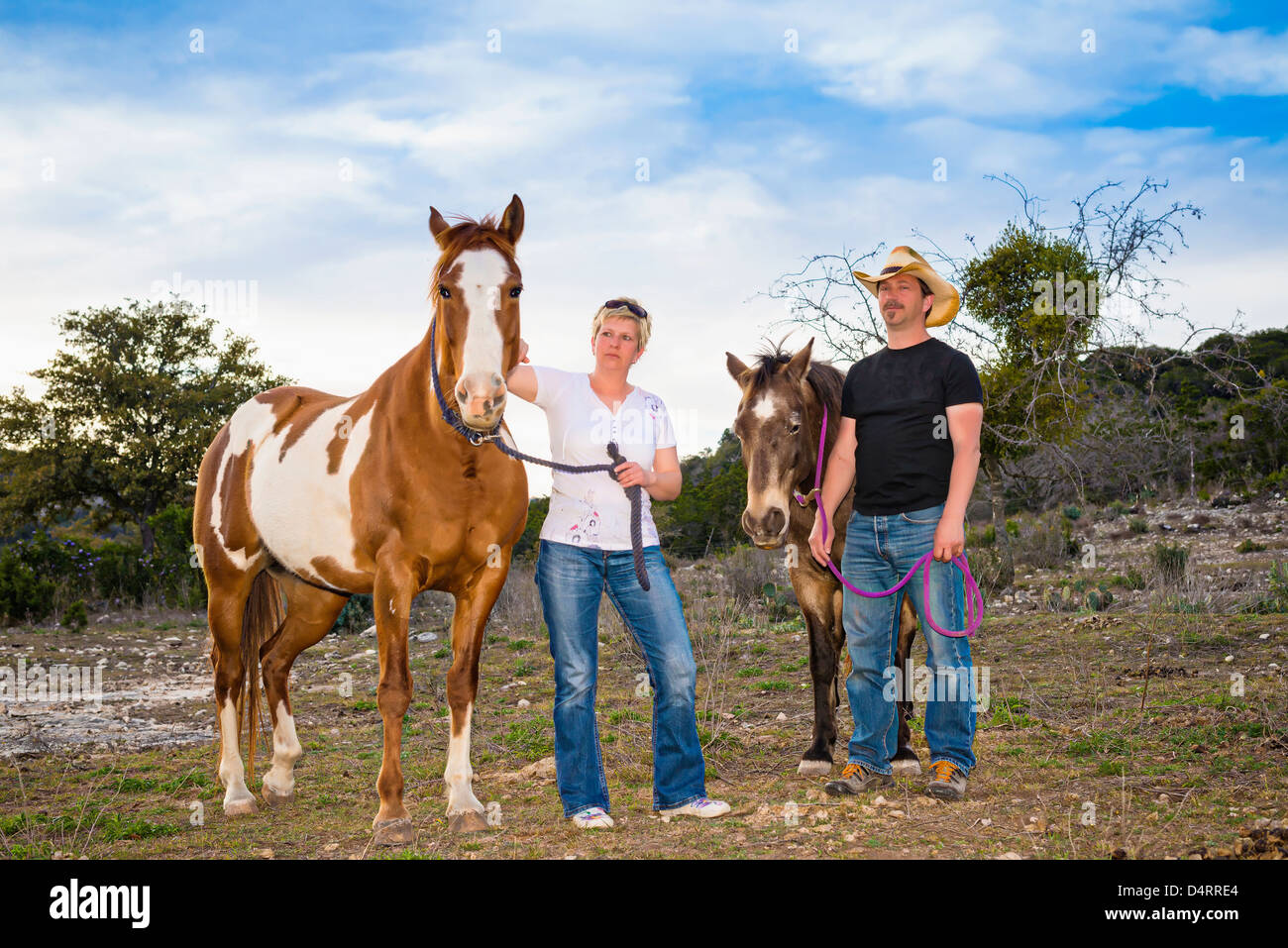 Coppia matura con i cavalli, maschio 50 Caucasian, femmina 45 caucasici, Texas, Stati Uniti d'America Foto Stock