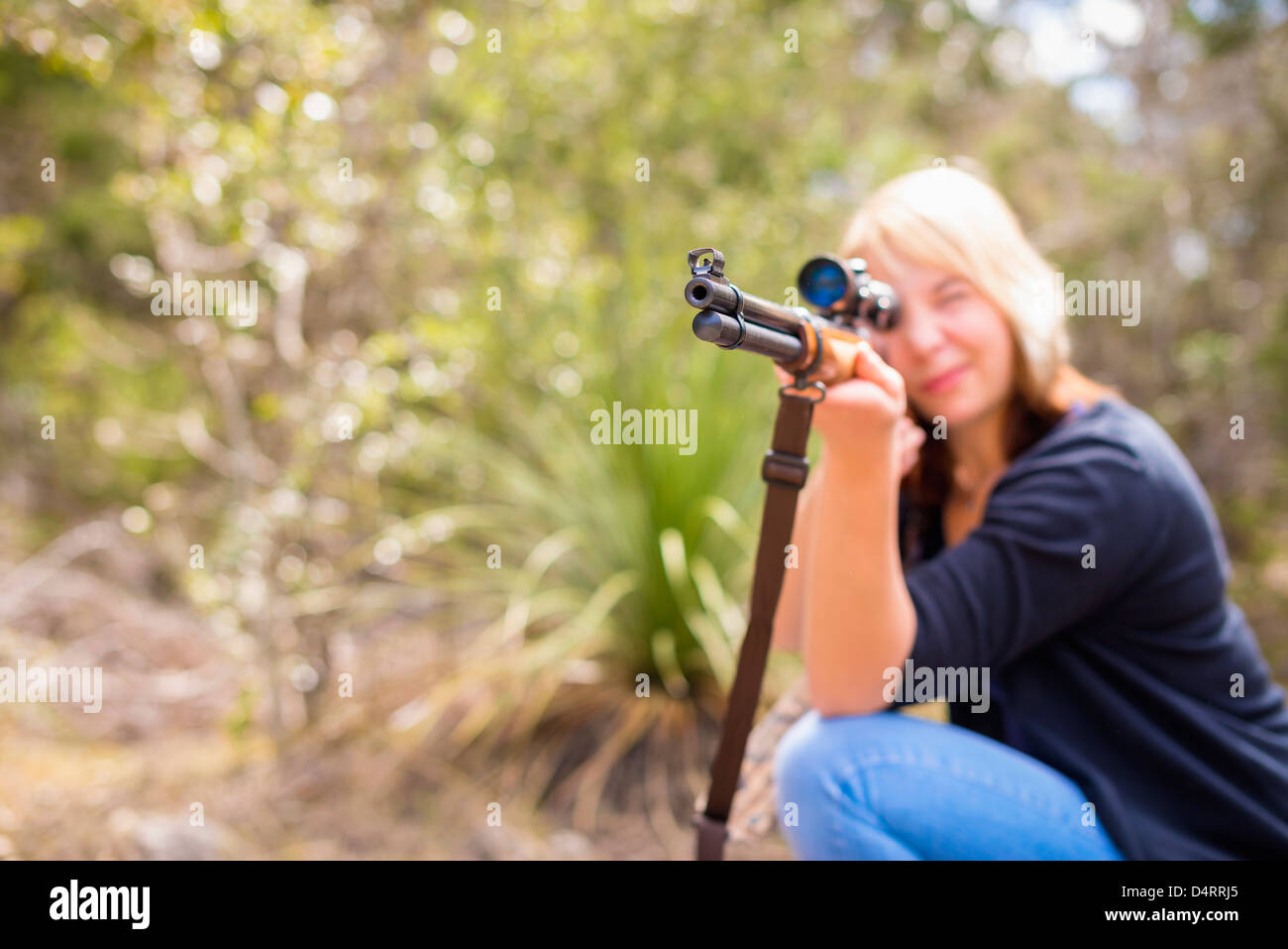 Giovane donna sparare con un fucile da caccia arma, femmina 19 caucasici, Texas, Stati Uniti d'America Foto Stock