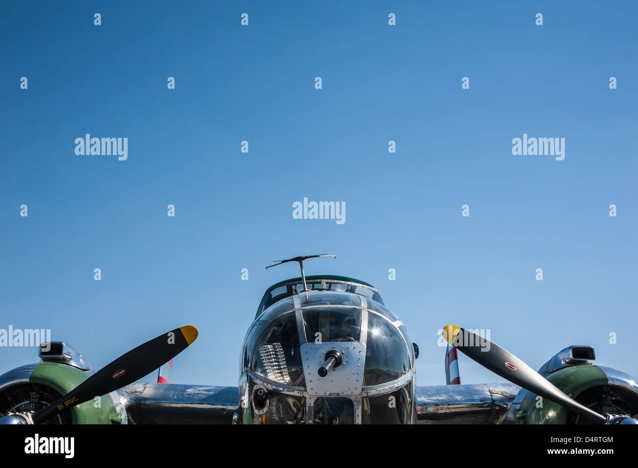 Una guerra mondiale II SER B-25 bombardiere si appoggia sotto un cielo blu chiaro in Columbus, Georgia al 2013 Thunder nella valle Air Show. Foto Stock
