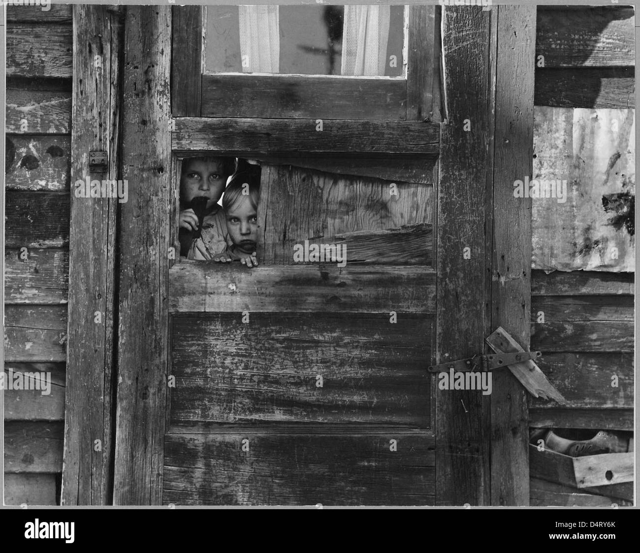 Una fotografia di Dorothea Lange raffigurante bambini che vivono in un campo migratorio tra Weedpatch e Lamont, California, catturando le difficoltà e la povertà della grande depressione. Foto Stock