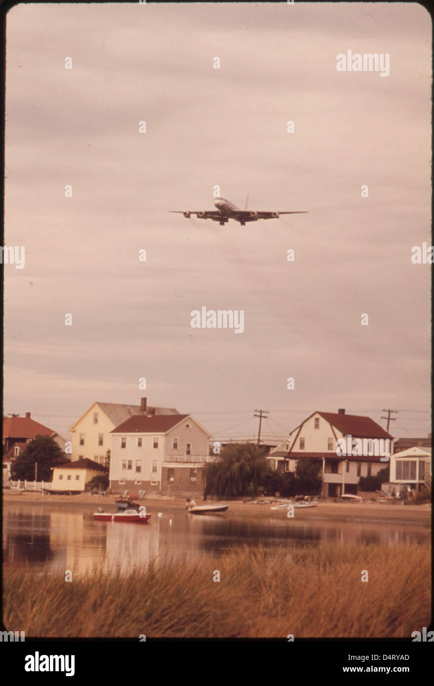 Punto di queste case di Shirley su Wintrop Shore Drive sono in configurazione di atterraggio per l'Aeroporto di Logan la pista 27 Foto Stock