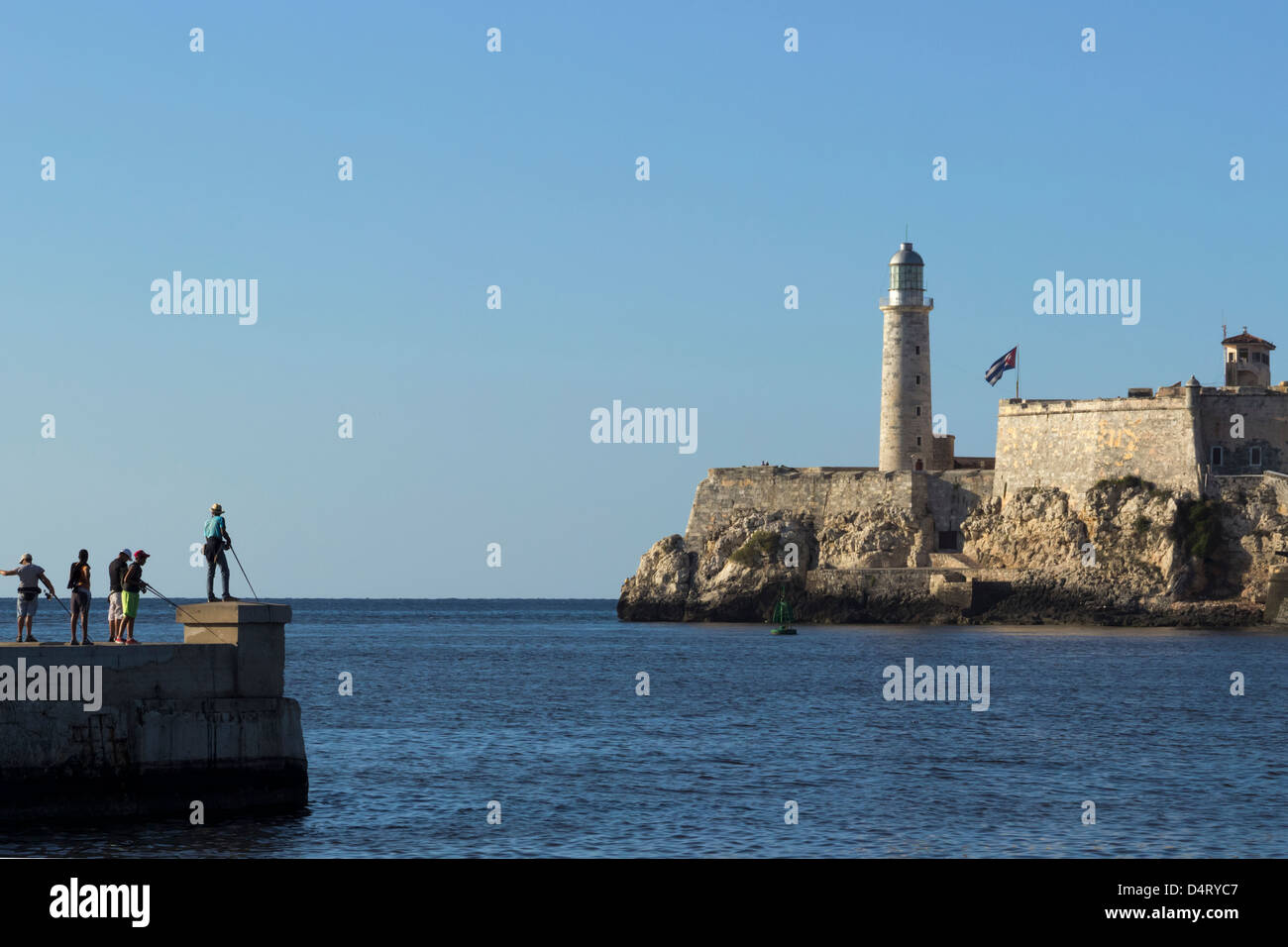 I pescatori vicino a Morro Castle Havana Cuba (Castillo el Morro) Foto Stock