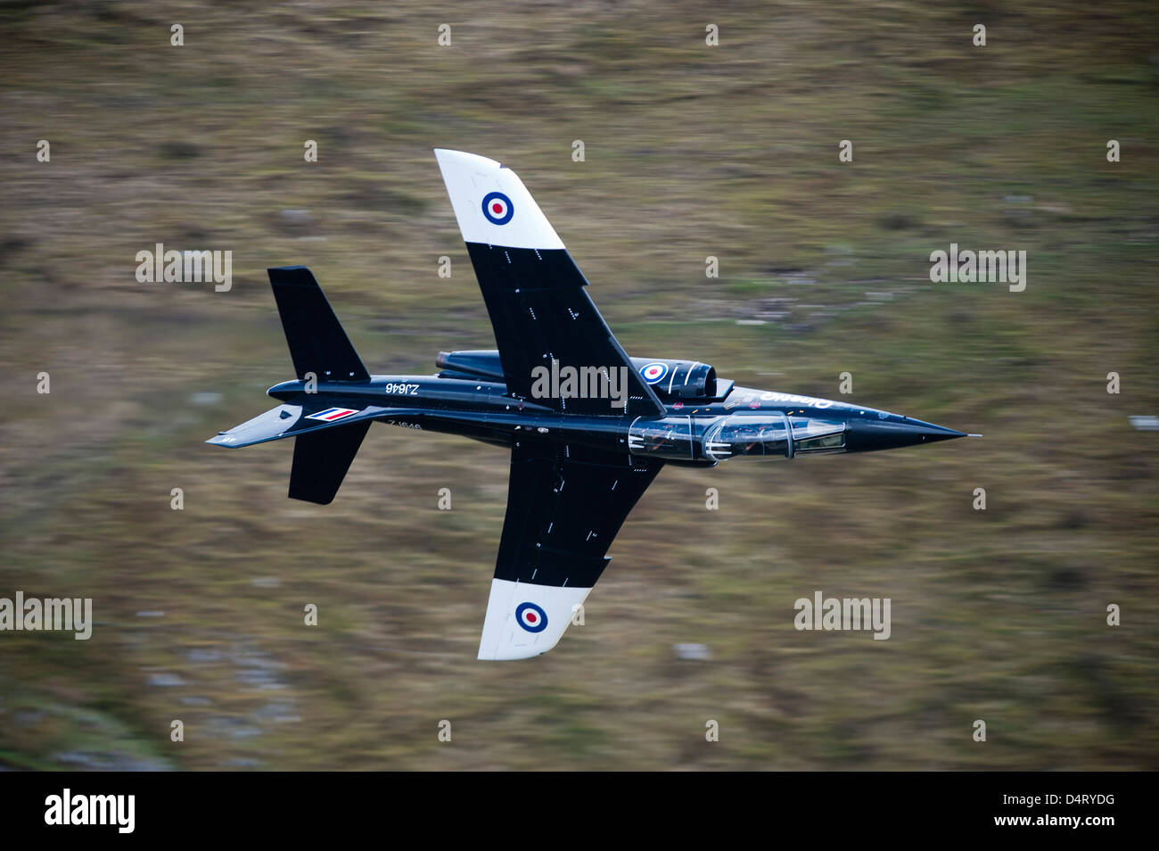 Alpha Jet della Royal Air Force basso livello battenti in mach loop, il Galles del Nord, Regno Unito. Foto Stock