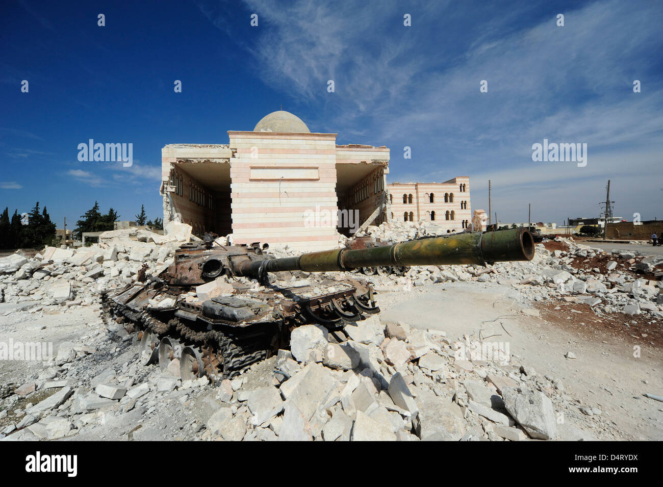 Un russo T-72 battaglia principale serbatoio distrutta nel Azaz, Siria. Foto Stock