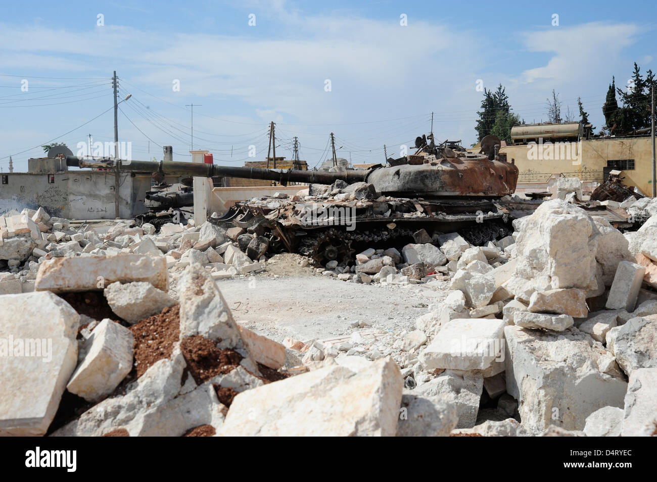 Un russo T-72 battaglia principale serbatoio distrutta nel Azaz, Siria. Foto Stock