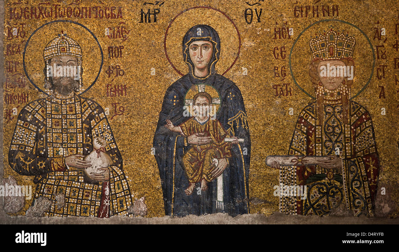 Comneno mosaic.Hagia Sophia, è un ex ortodossi basilica patriarcale, più tardi una moschea, e ora un museo ad Istanbul in Turchia. Foto Stock