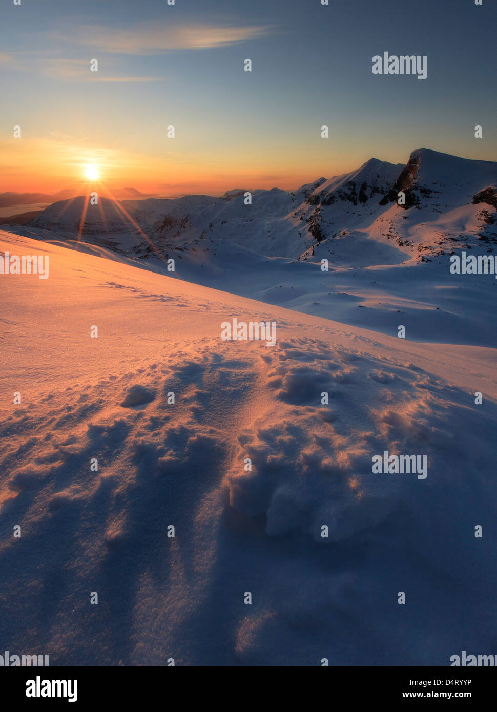 Il sole di mezzanotte sopra Lilletinden Mountain, Nordland, Norvegia. Foto Stock