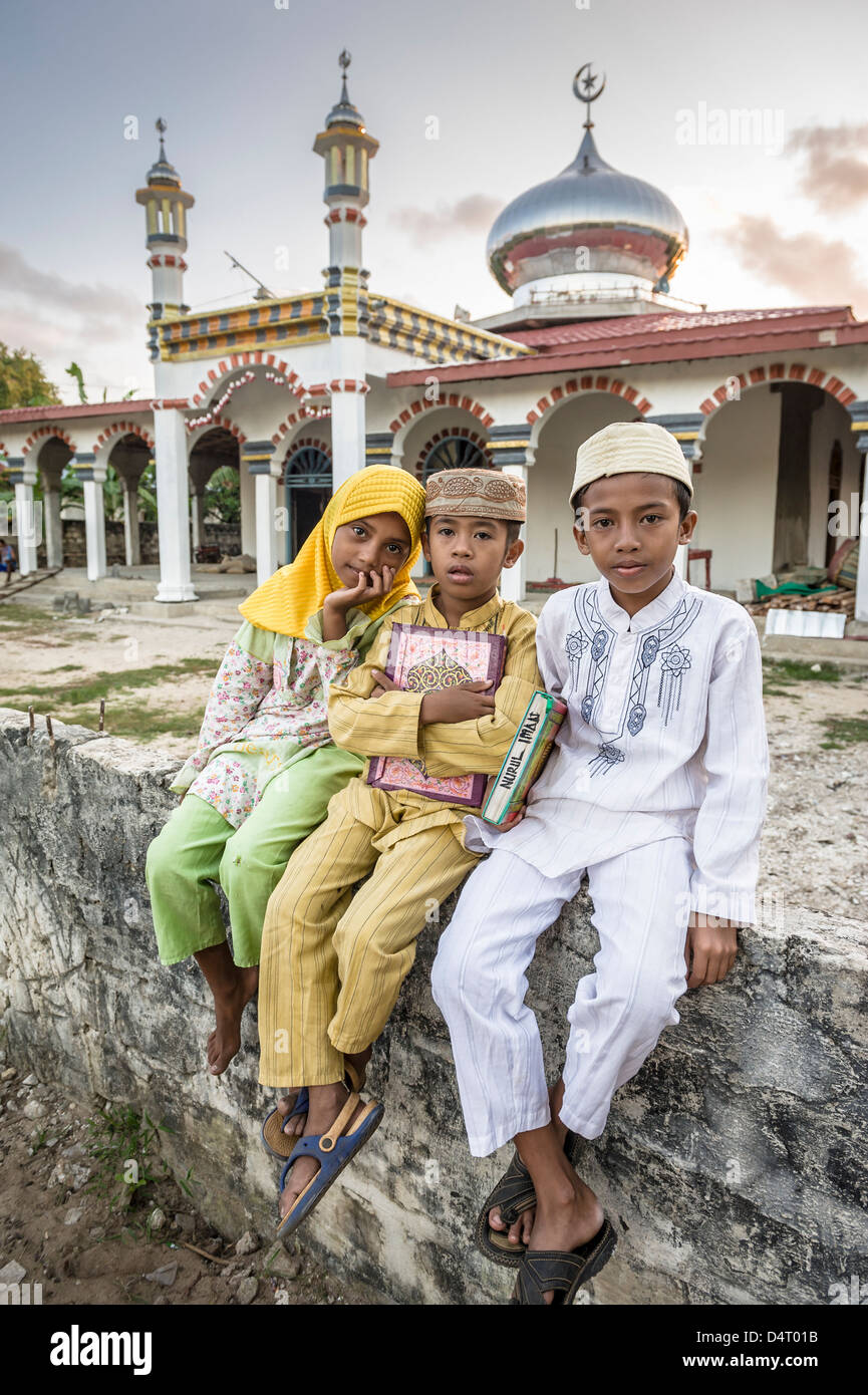 Ragazzi musulmani di andare a una moschea per studiare l'Islam, Sumba, Indonesia Foto Stock
