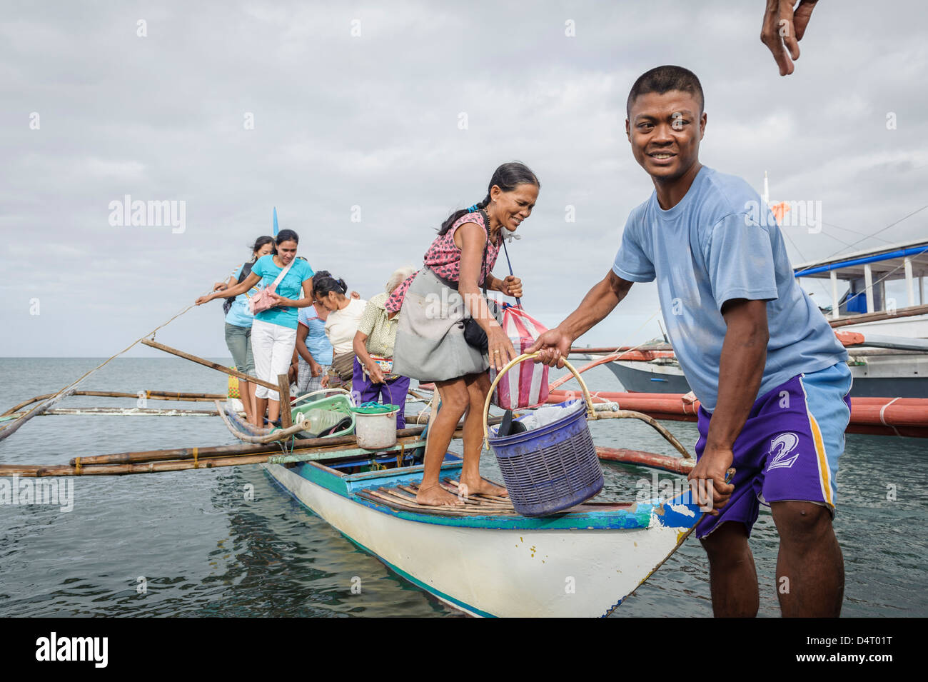 La gente lo sbarco di una piccola imbarcazione, Tablas island, Filippine, dell'Asia. Foto Stock