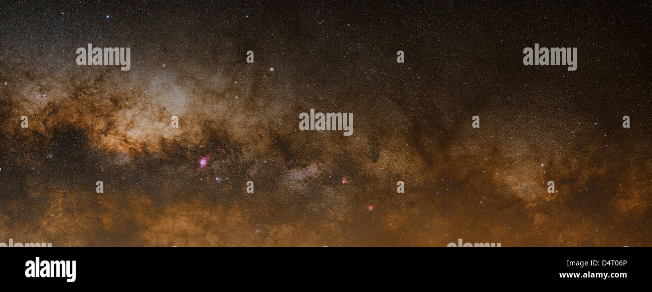 Un panorama della Via Lattea incluse parecchie nebulose e cluster. Foto Stock