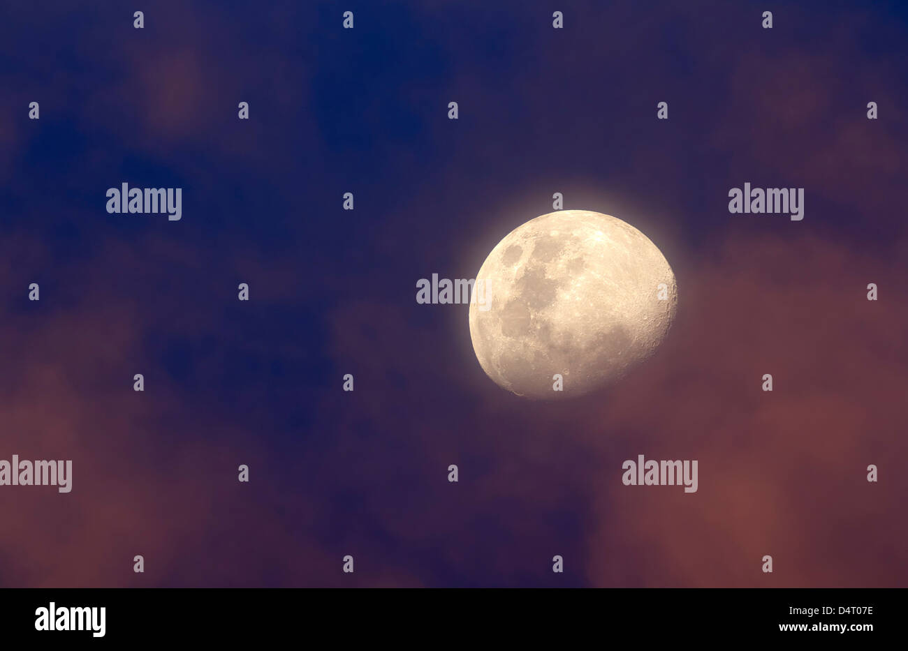 La luna tra le nuvole colorate al tramonto, Buenos Aires, Argentina. Foto Stock