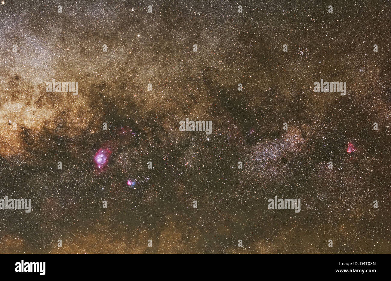 La Via Lattea dalla Nebulosa Laguna per la Nebulosa Omega compreso il rosso/blu Trifid nebula e il Sagittario star cloud. Foto Stock