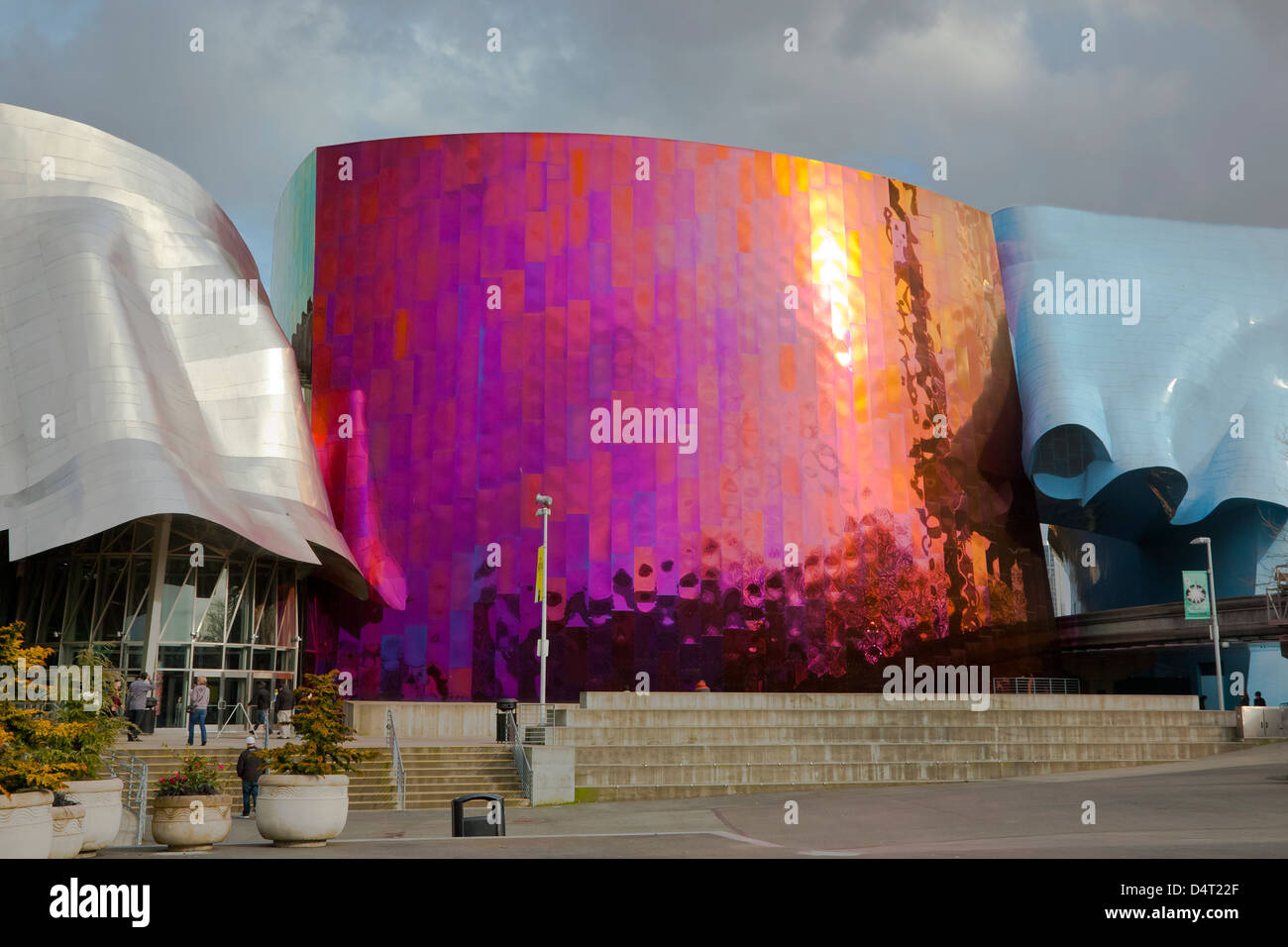 Scale che portano all'entrata principale del processore EMP (l'Esperienza del Progetto della Musica) musica e il museo della fantascienza presso il centro di Seattle Foto Stock