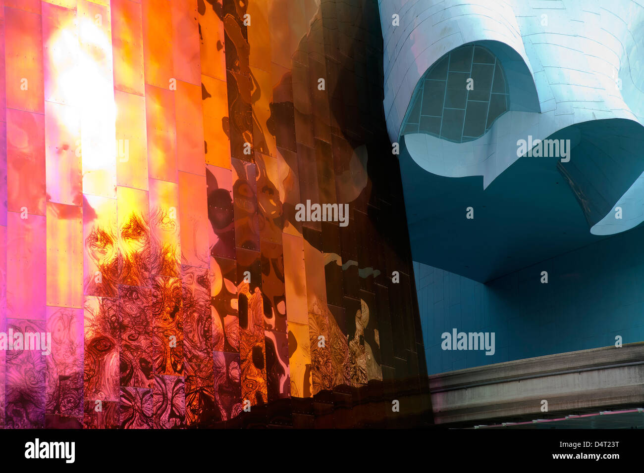 Alberi e lo Space Needle riflettendo sull'EMP (l'Esperienza del Progetto della Musica) musica e il museo della fantascienza e via monorotaia Foto Stock