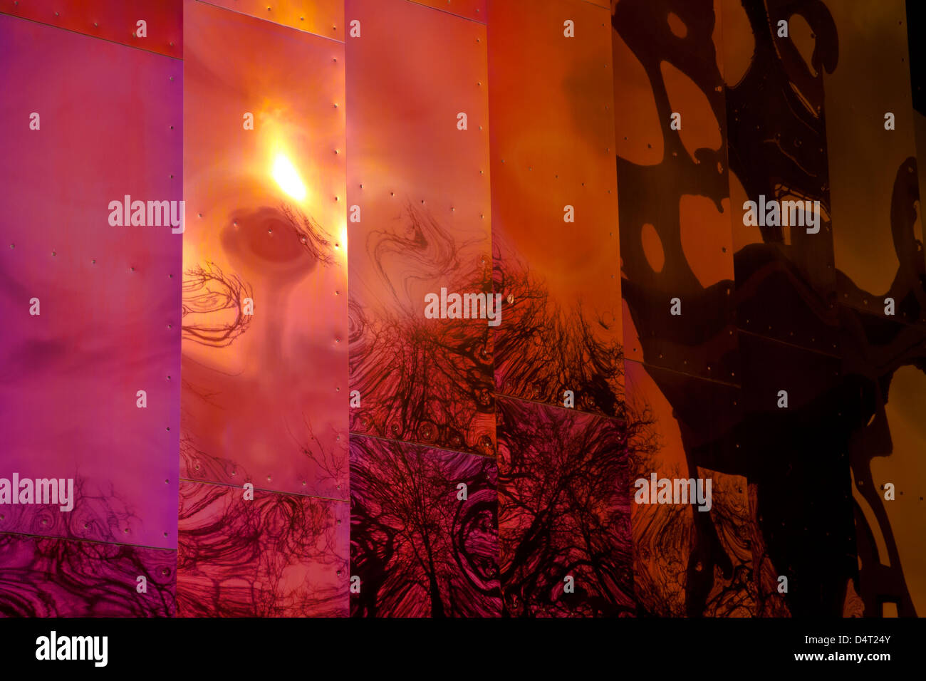 Trees and Space Needle riflette sul museo di fantascienza e musica EMP (Experience Music Project) del Seattle Center. 2012 Foto Stock