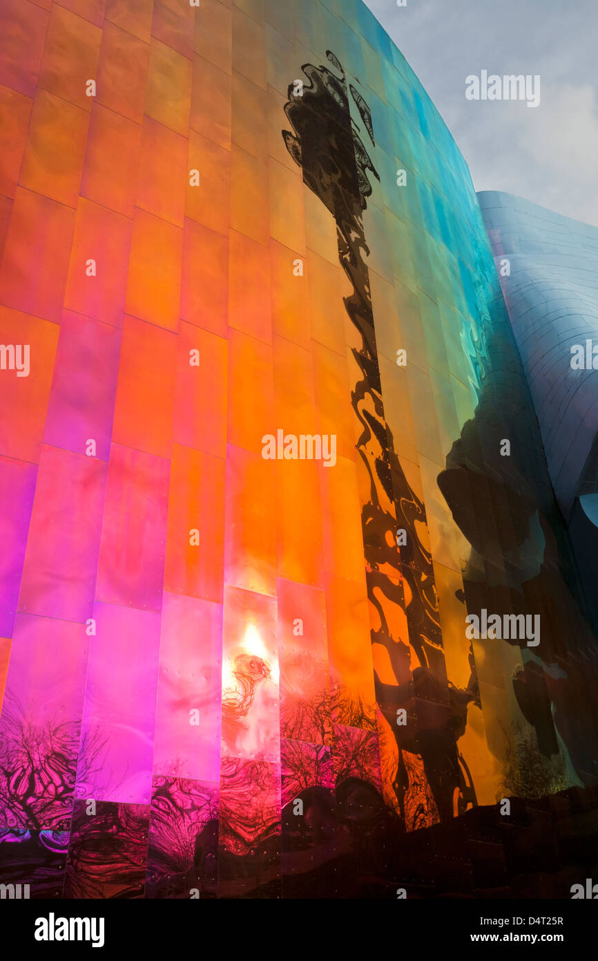 Alberi e lo Space Needle riflettendo sull'EMP (l'Esperienza del Progetto della Musica) musica e il museo della fantascienza presso il centro di Seattle. Foto Stock