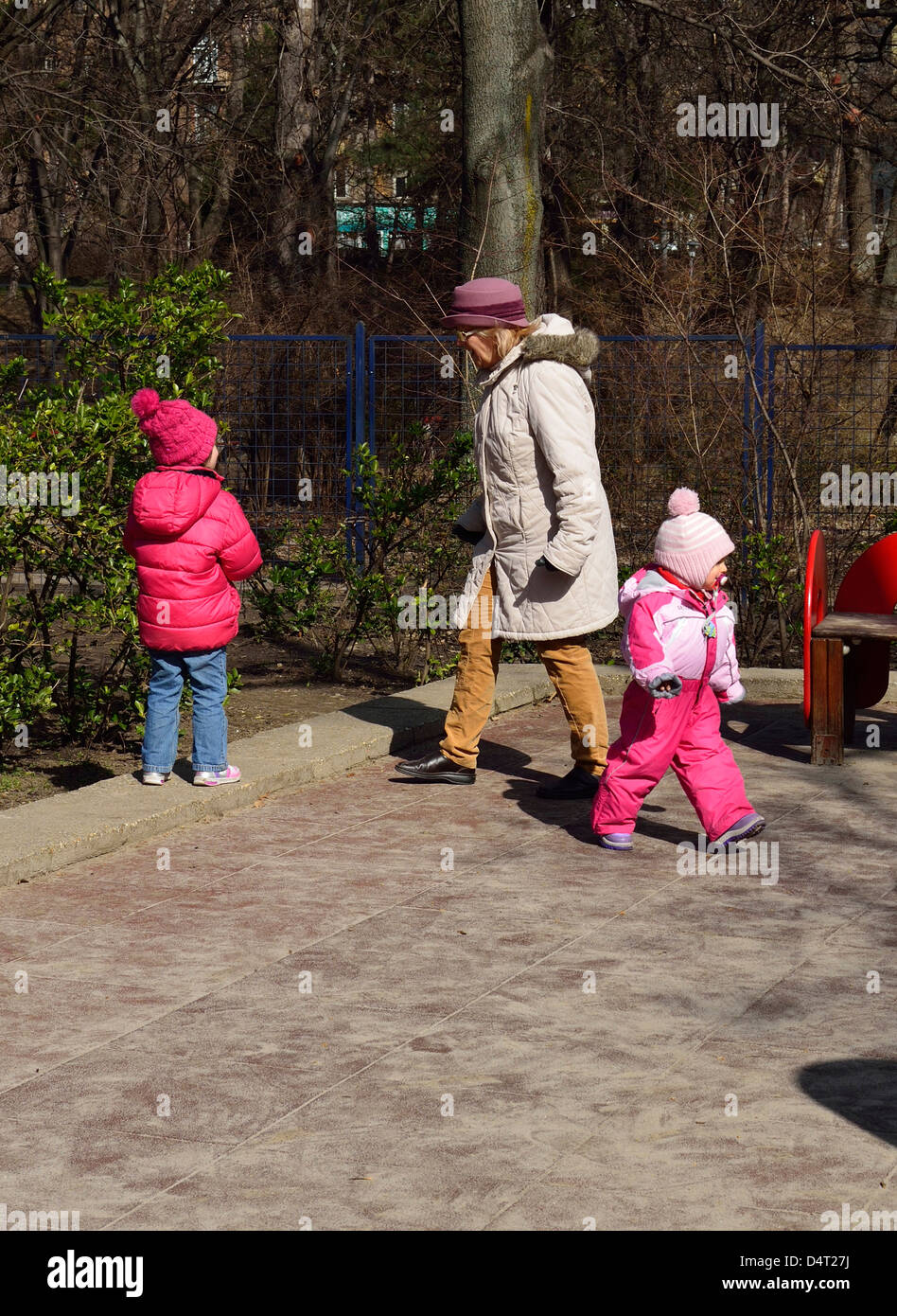 La nonna con i nipoti al park tardo inverno Foto Stock