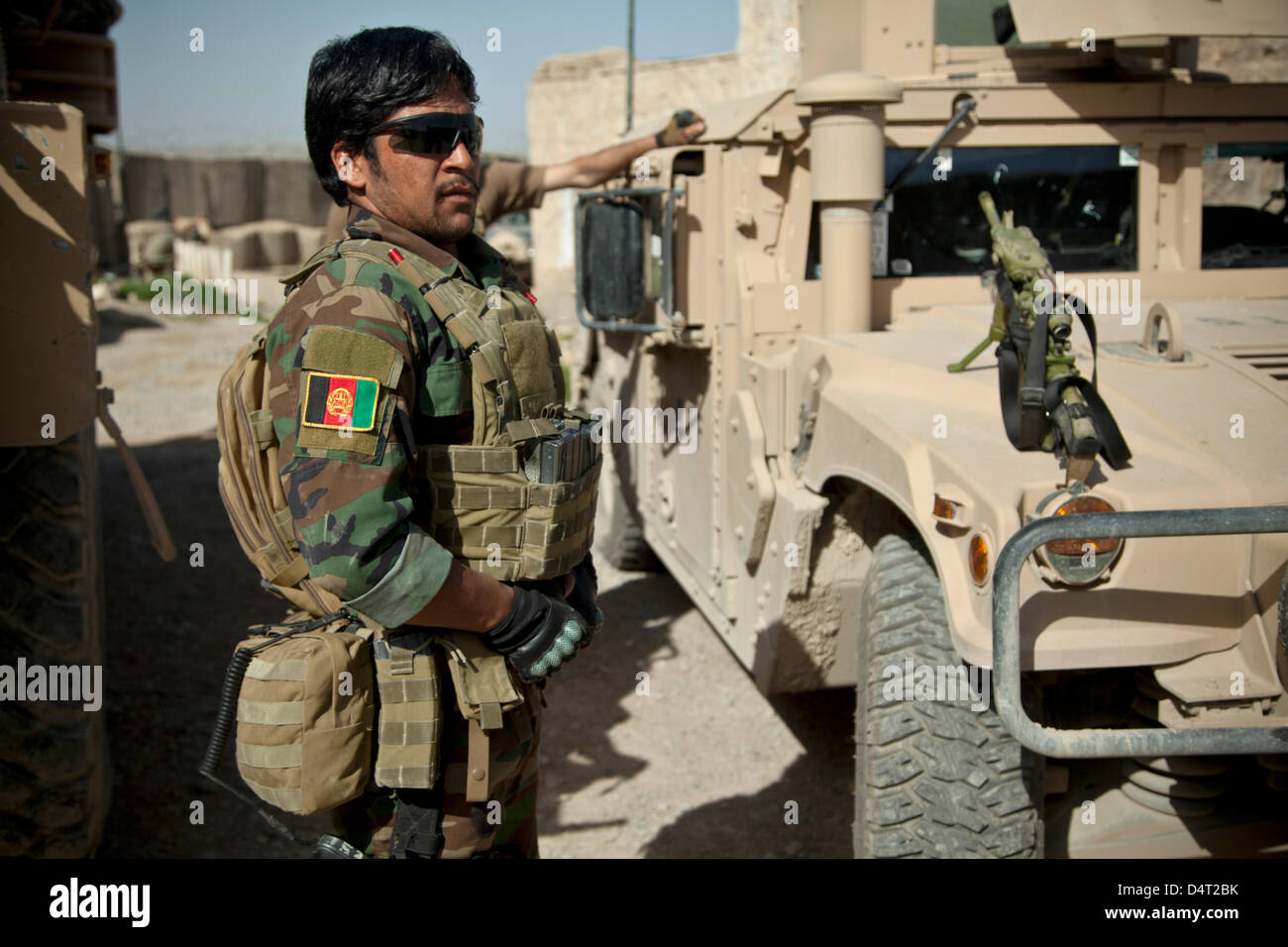 L Esercito nazionale afgano Forze Speciali forniscono la protezione per un governatore distrettuale Marzo 17, 2013 nella provincia di Helmand, Afghanistan. Foto Stock
