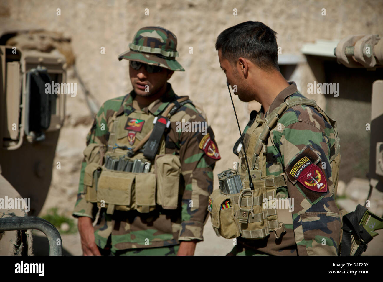 L Esercito nazionale afgano Forze Speciali forniscono la protezione per un governatore distrettuale Marzo 17, 2013 nella provincia di Helmand, Afghanistan. Foto Stock