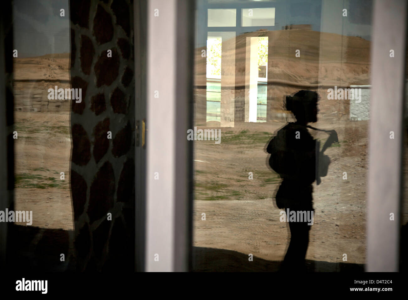 La riflessione in una vetrina dell'esercito nazionale afghano delle forze speciali per fornire sicurezza per un governatore distrettuale Marzo 17, 2013 nella provincia di Helmand, Afghanistan. Foto Stock