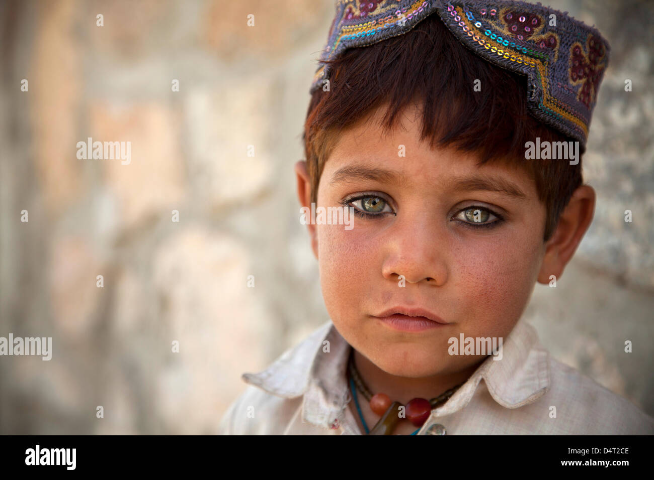 Un giovane ragazzo afghano orologi Esercito Nazionale delle forze speciali forniscono la protezione per un governatore distrettuale Marzo 17, 2013 nella provincia di Helmand, Afghanistan. Foto Stock
