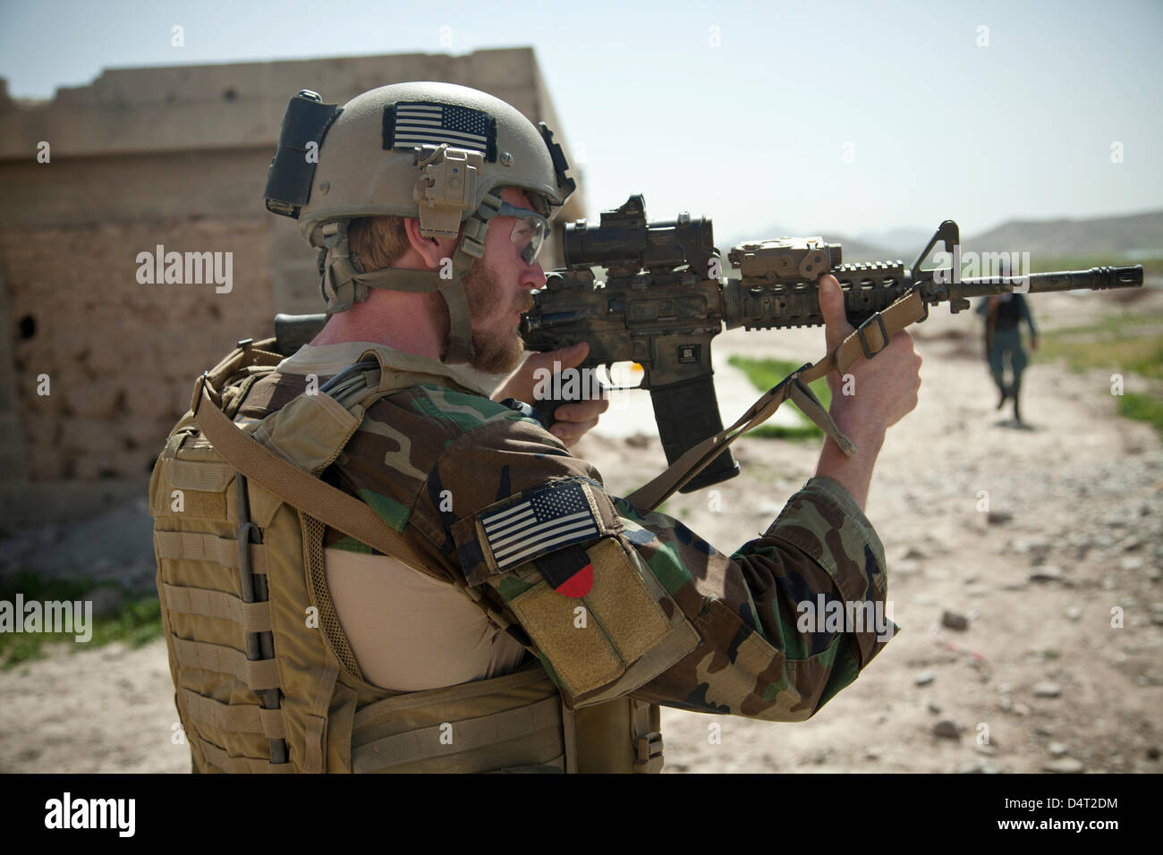 Un US Special Forces soldier fornisce la sicurezza durante una pattuglia di polizia nazionale afgana e l esercito nazionale afgano Forze Speciali scortando un governatore distrettuale Marzo 17, 2013 nella provincia di Helmand, Afghanistan. Foto Stock