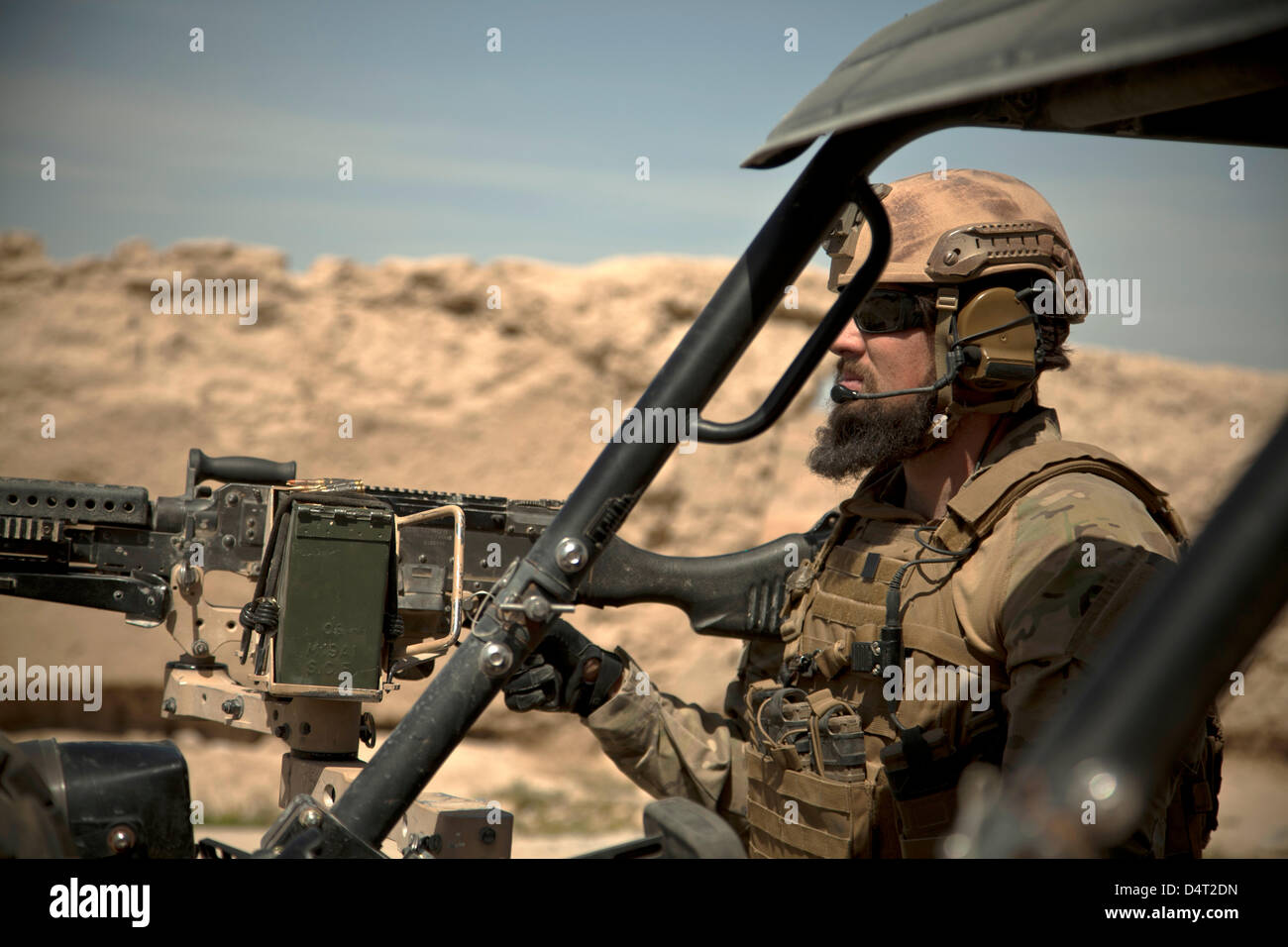 Un US Special Forces soldier fornisce la sicurezza durante una pattuglia di polizia nazionale afgana e l esercito nazionale afgano Forze Speciali scortando un governatore distrettuale Marzo 17, 2013 nella provincia di Helmand, Afghanistan. Foto Stock