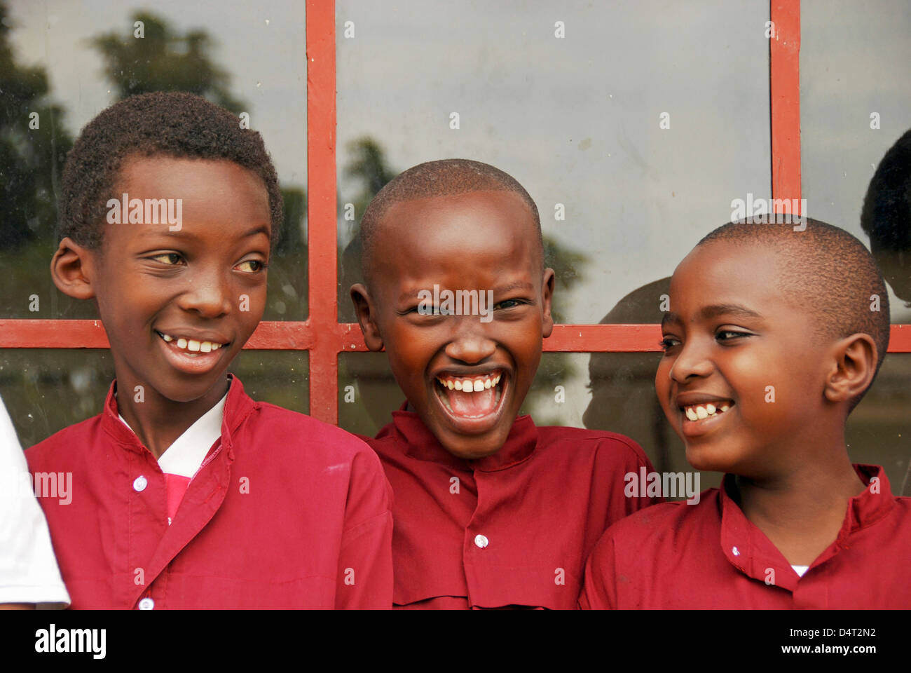 Burundi Bujumbura close-up di nero tre ragazzi della scuola per divertirsi insieme. (MR) Foto Stock