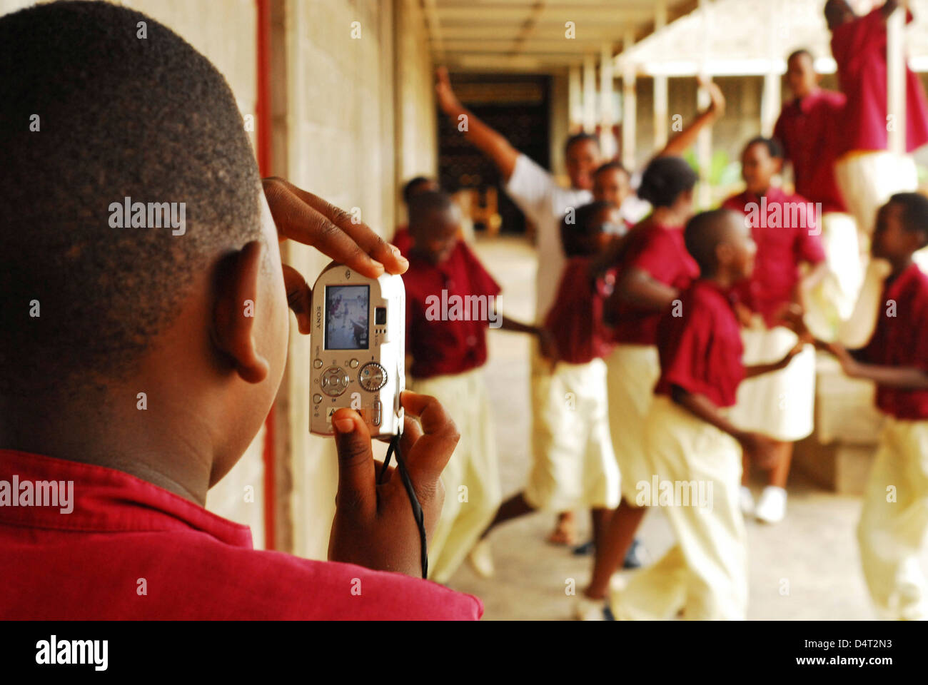 Burundi Bujumbura, ragazzo di fotografare il suo allegro amici di scuola. (MR) Foto Stock