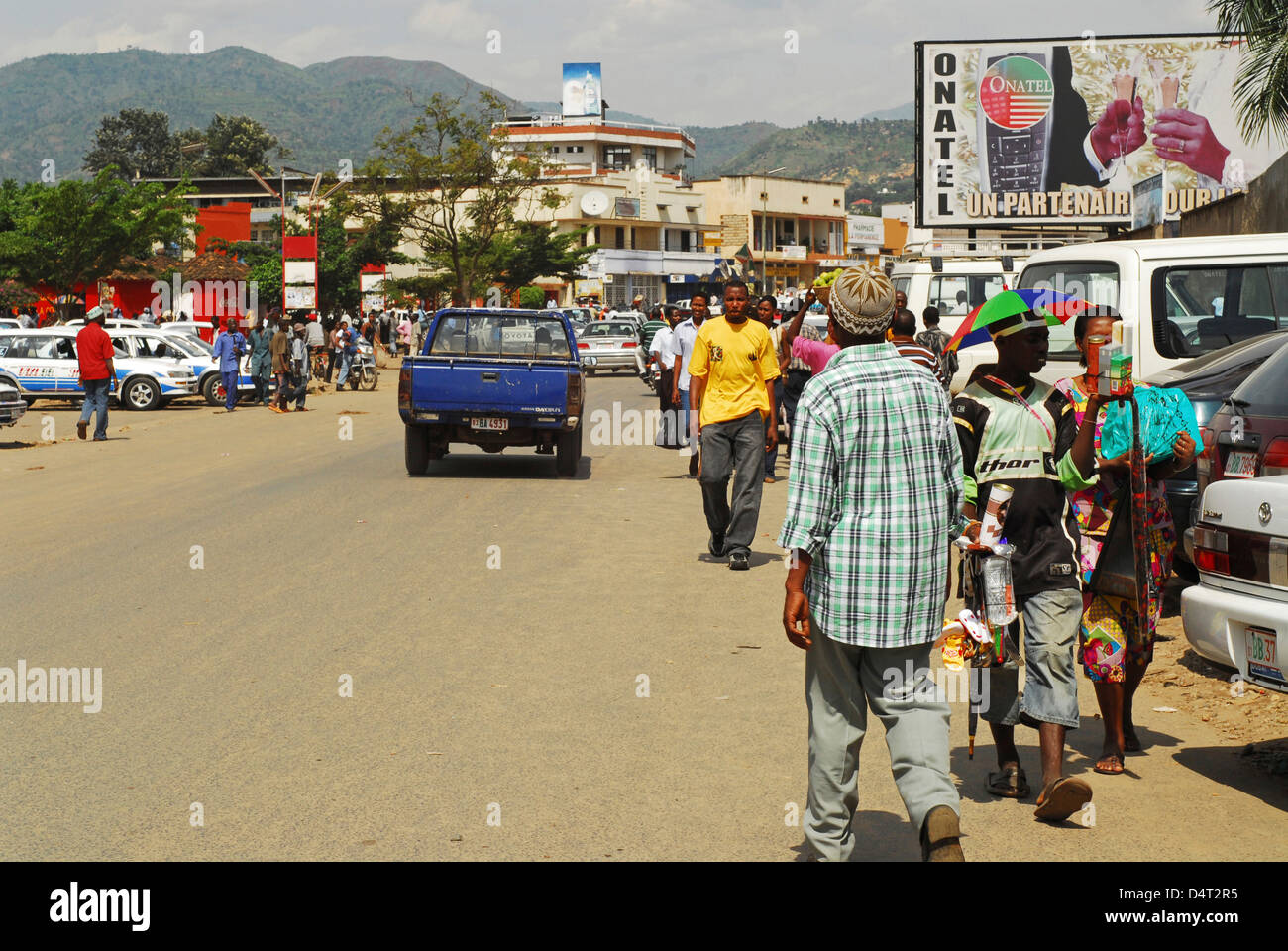 Burundi Bujumbura, veicoli con persone su strada con case in background in città. (MR) Foto Stock