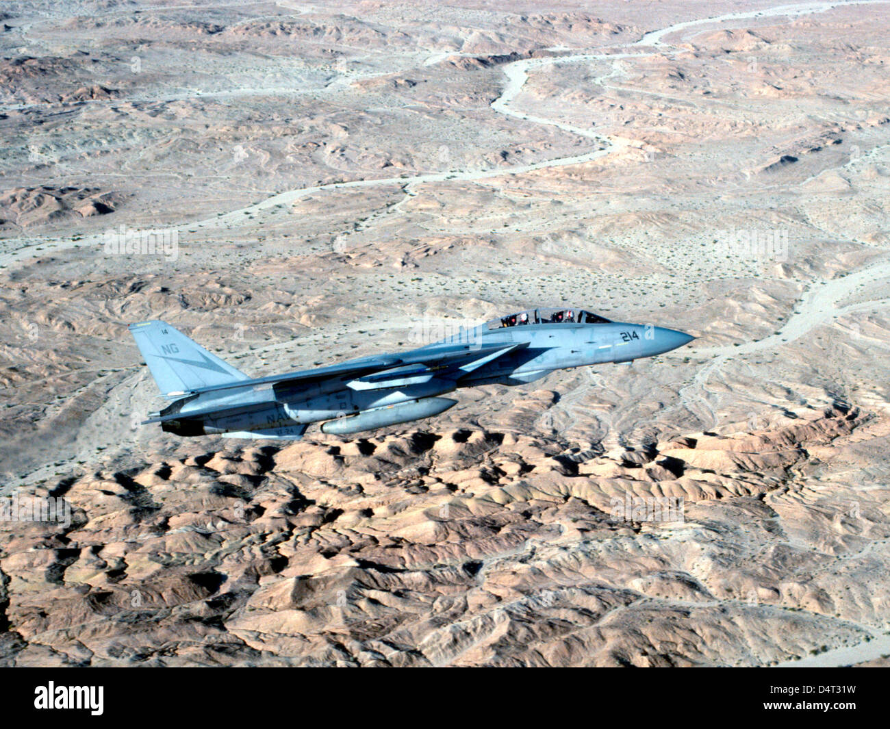 Un F-14A Tomcat effettua un passaggio basso al di sopra del sud del deserto della California. Foto Stock
