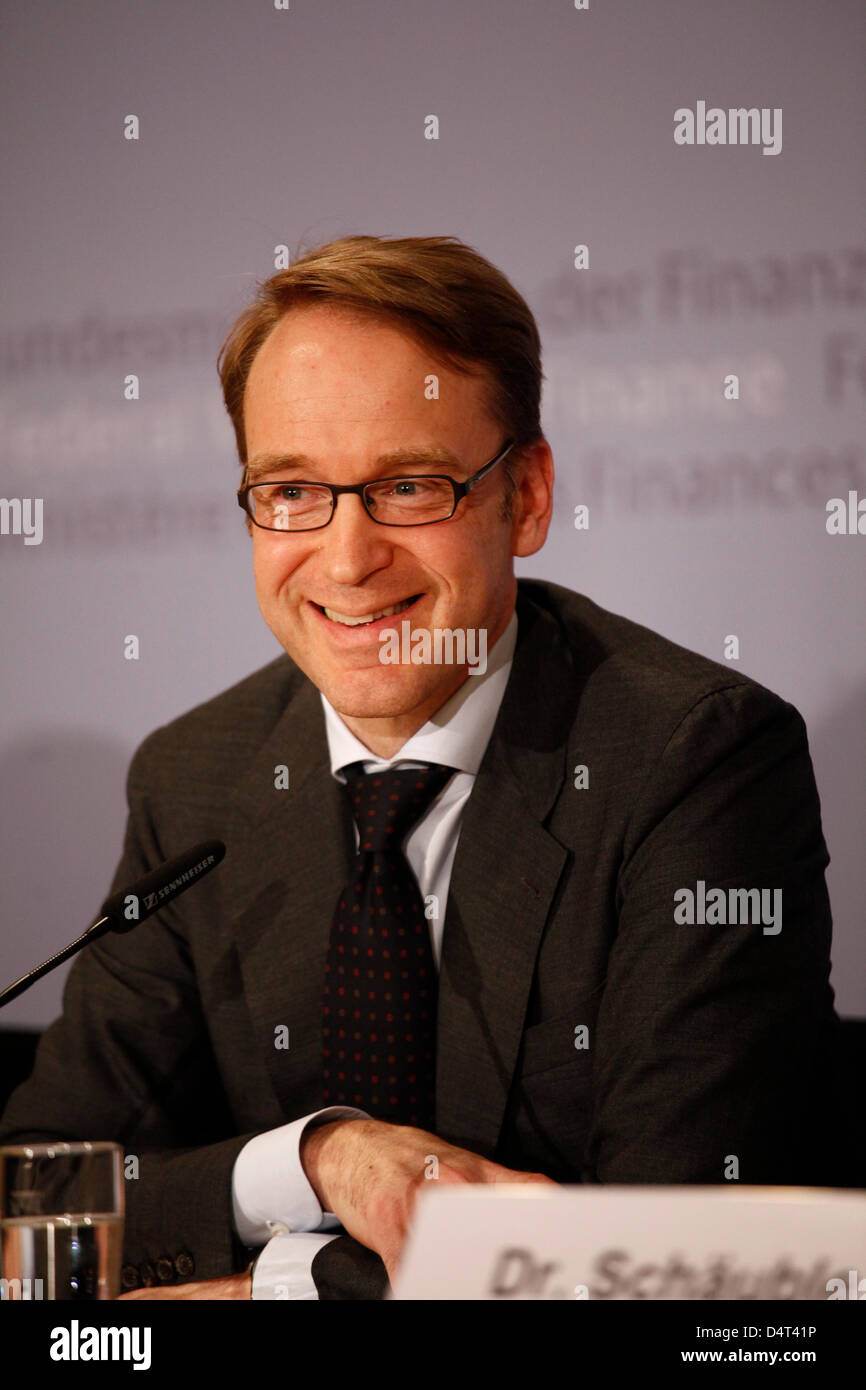 Jens Weidmann, Bundesbankpräsident, sorridente alla conferenza stampa tenutasi a Berlino.Berlino, 18. Maerz 2013. Pressekonferenz mit Bundesfinanzminister Wolfgang Schäuble und Bundesbankpräsident Jens Weidmann anlässlich der Auftaktsitzung des neu geschaffenen Ausschusses für Finanzstabilität. Der Ausschuss soll die deutschen Banken und das Finanzsystem überwachen. / Berlino, 18 marzo 2013. Conferenza stampa con il Ministro delle finanze tedesco Wolfgang Schaeuble e presidente della Bundesbank Jens Weidmann in occasione della sessione di apertura della neonata la stabilità finanziaria comitato. Il Comitato seguirà Foto Stock