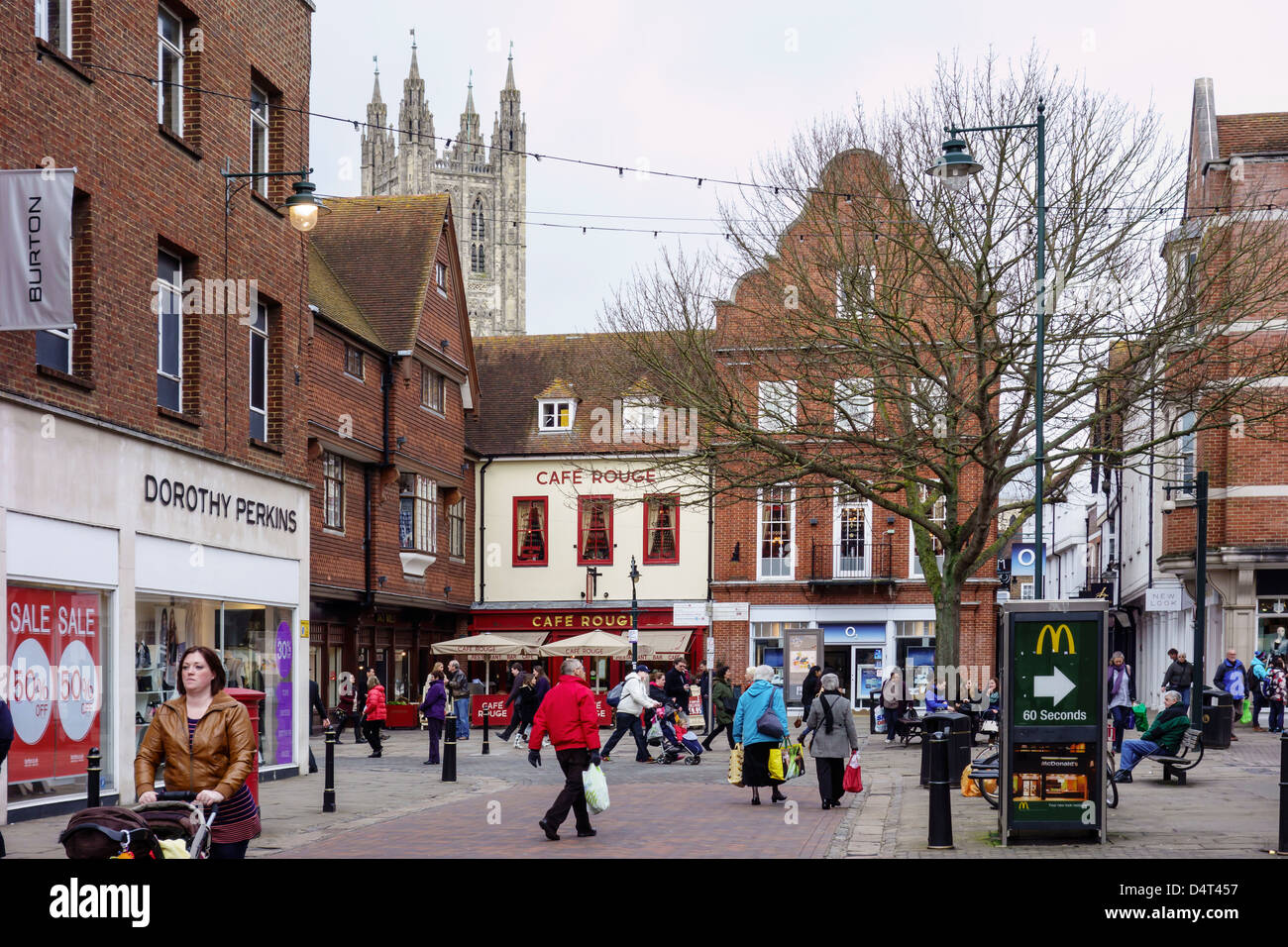Canterbury City Centre Street scene con gli acquirenti Foto Stock