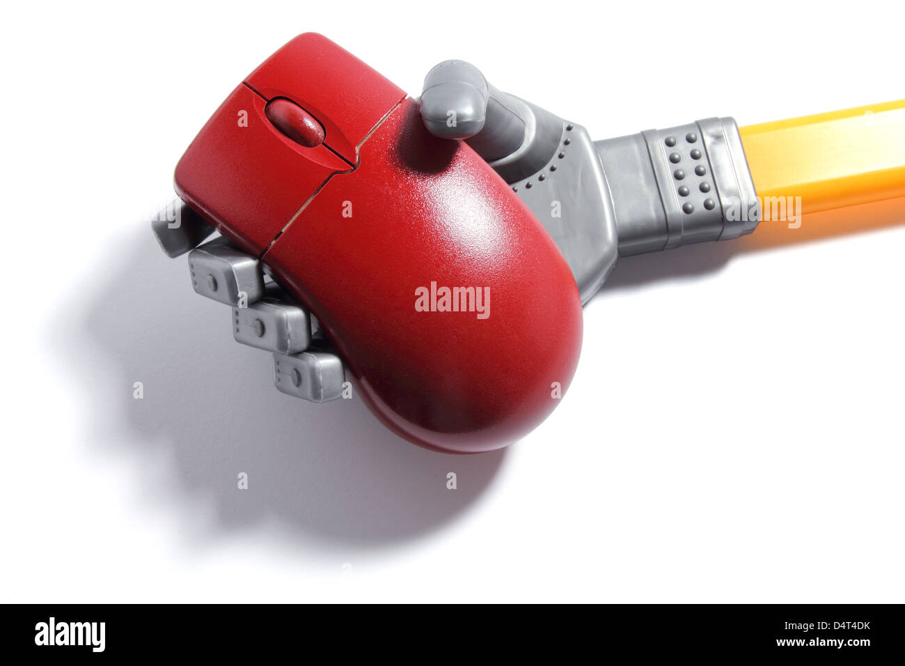 Robot giocattolo di mano con il mouse del computer Foto Stock