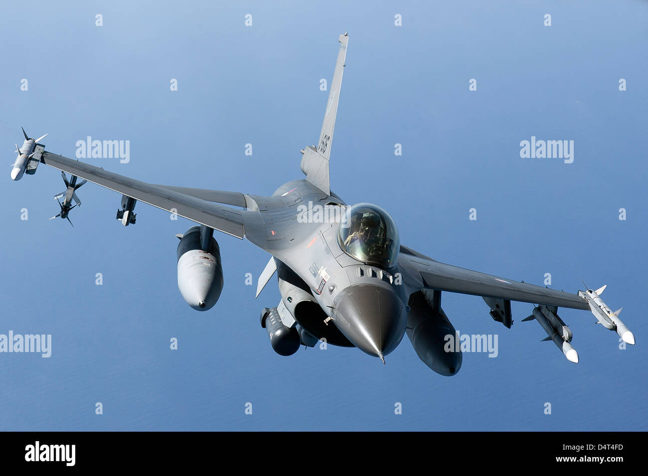 Dutch F-16AM durante un Combat Air Patrol sortie oltre il mare Mediterraneo. Foto Stock