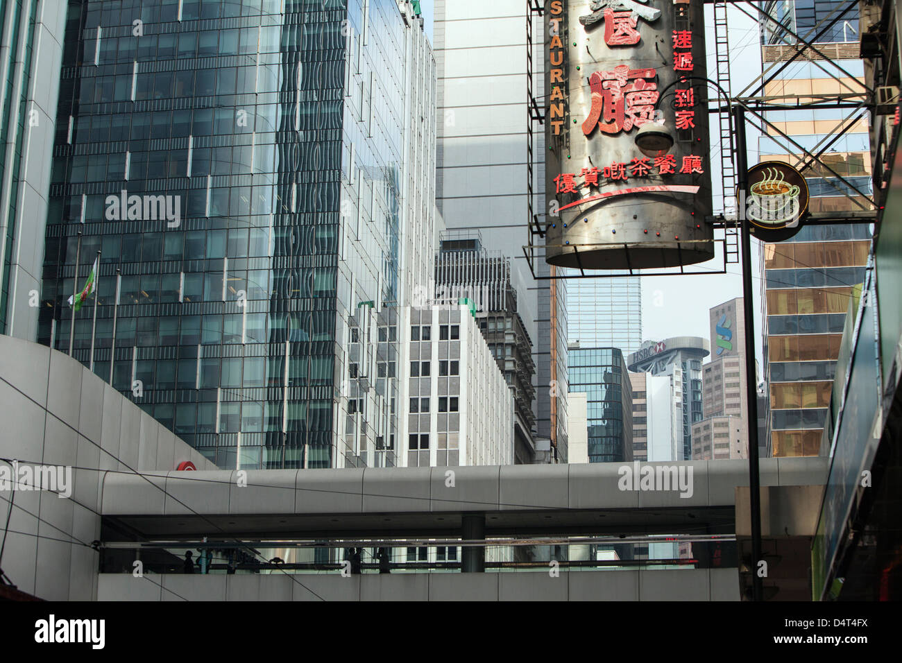 Edifici moderni e un ristorante sign in Hong Kong. Foto Stock