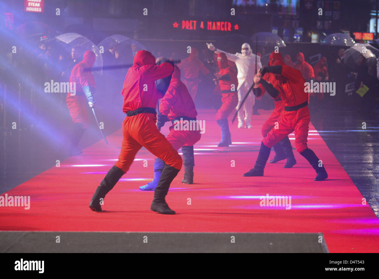 Londra, Regno Unito. Il 18 marzo 2013. G.I. Joe ninjas mostrano alcuni di loro si muove sul tappeto rosso al Regno Unito premiere di G.I. Joe: ritorsioni 3D a Londra, Impero in Leicester Square. Credito: Elsie Kibue / EK13 Foto/ Alamy Live News Foto Stock