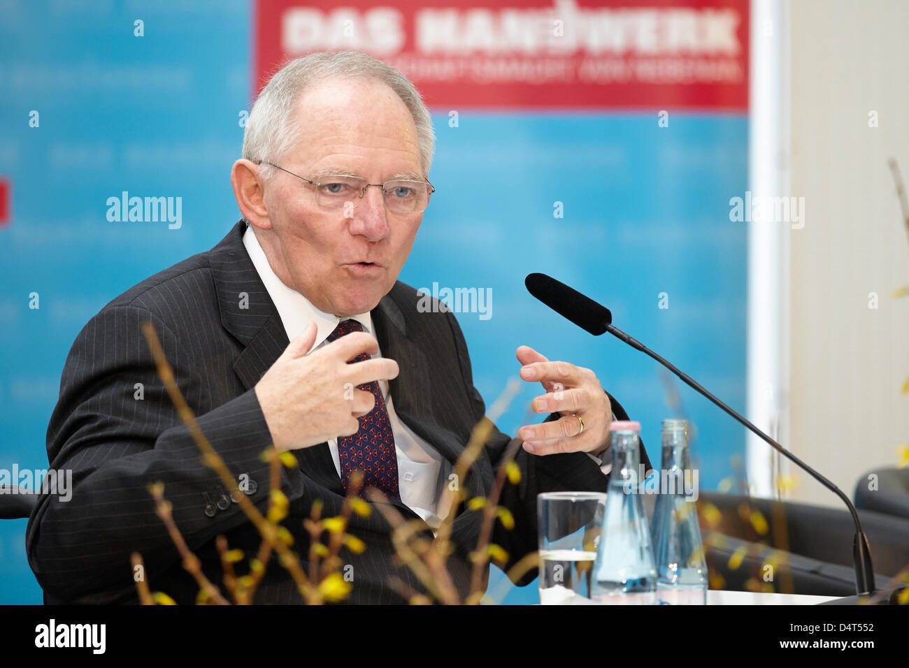 Wolfgang Schaeuble (CDU), il ministro federale delle finanze, fotografati a la ZDH-Forum fiscale 2013 a Berlino. / Berlino, 18 marzo 2013. I rappresentanti del governo federale, il parlamento tedesco, la Commissione europea e i tribunali di discutere le sfide della politica fiscale in Europa e la messa a fuoco della politica fiscale nel XVIII discutere sessione legislativa alla confederazione tedesca di artigiani qualificati ZDH-Forum fiscale 2013 sul "più Europa nell'imposta e la politica fiscale?" Gli altoparlanti sono Wolfgang Schaeuble, ministro federale delle finanze, Heinz Zourek, direttore generale per la Fiscalità e unione doganale della Foto Stock