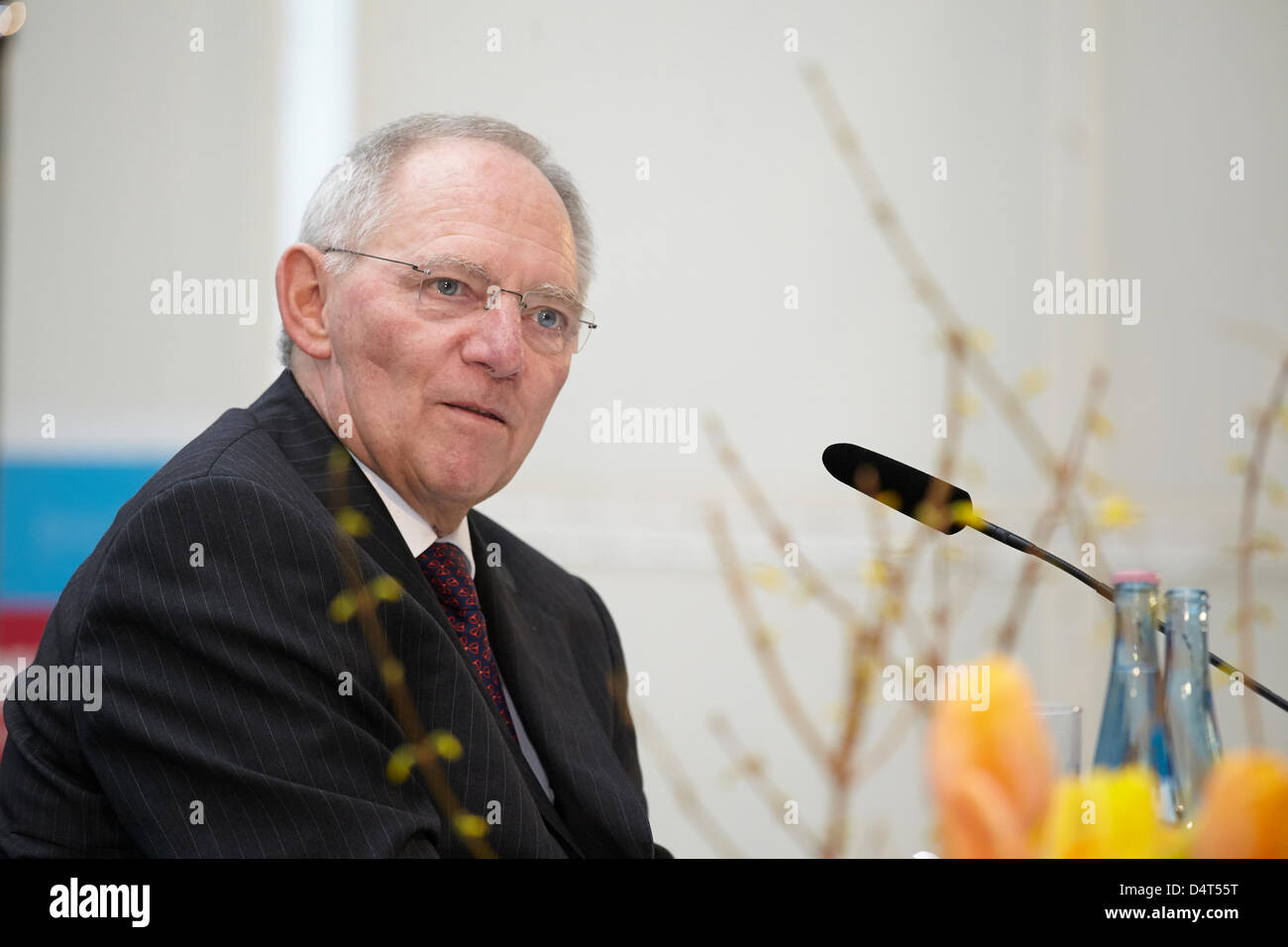 Wolfgang Schaeuble (CDU), il ministro federale delle finanze./ Berlin, 18 marzo 2013. I rappresentanti del governo federale, il parlamento tedesco, la Commissione europea e i tribunali di discutere le sfide della politica fiscale in Europa e la messa a fuoco della politica fiscale nel XVIII discutere sessione legislativa alla confederazione tedesca di artigiani qualificati ZDH-Forum fiscale 2013 sul "più Europa nell'imposta e la politica fiscale?" Gli altoparlanti sono Wolfgang Schaeuble, ministro federale delle finanze, Heinz Zourek, direttore generale per la Fiscalità e unione doganale della Commissione europea, il prof. Il dott. hc Rudolf Mellinghof Foto Stock