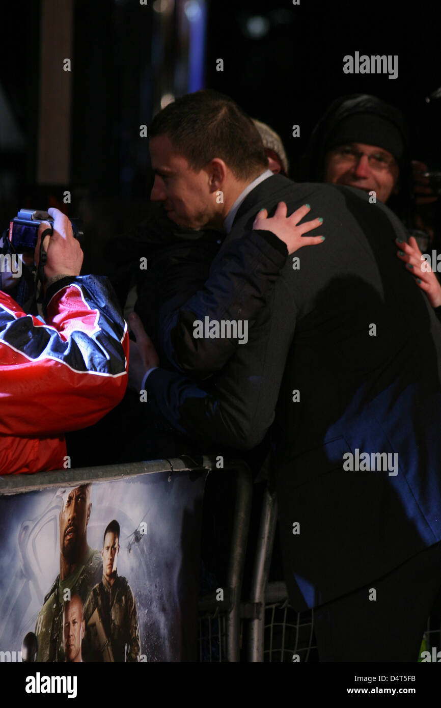 Londra, Regno Unito. Il 18 marzo 2013. Channing Tatum abbraccia una ventola in attesa del Regno Unito premiere di G.I. Joe: ritorsioni 3D a Londra, Impero in Leicester Square. Credito: Elsie Kibue / EK13 Foto/ Alamy Live News Foto Stock