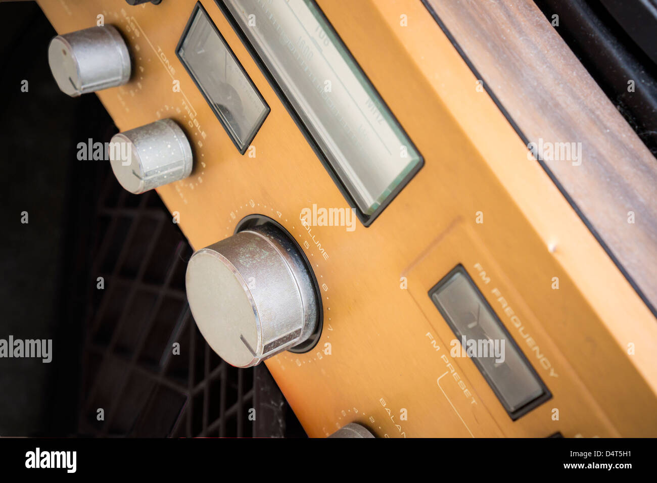 Un marchio di Fisher scartato ricevitore stereo con giradischi e deck a cassetta è visto nel cestino Foto Stock