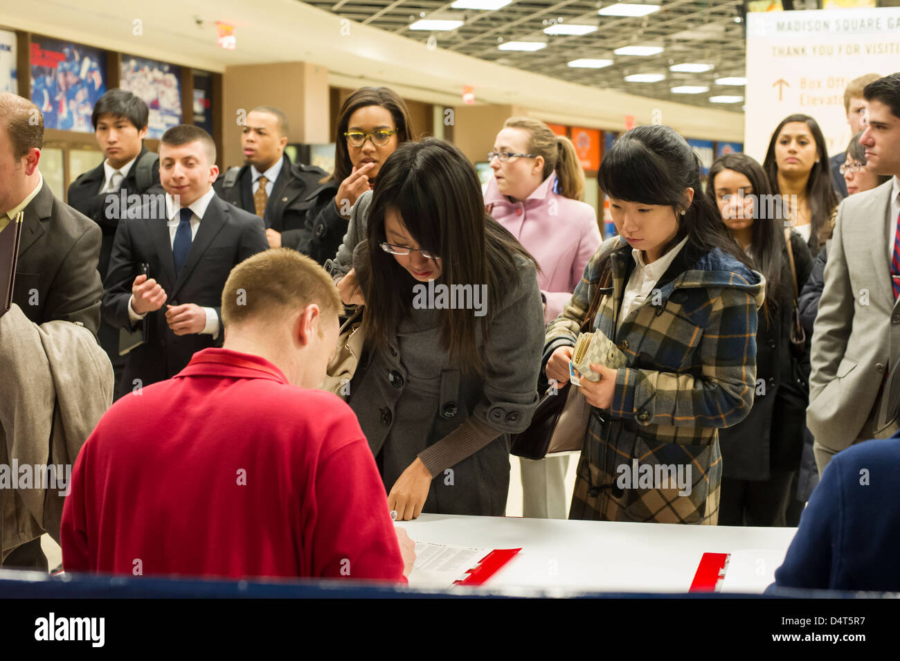 Le persone in cerca di lavoro partecipare ad una fiera del lavoro in New York Foto Stock