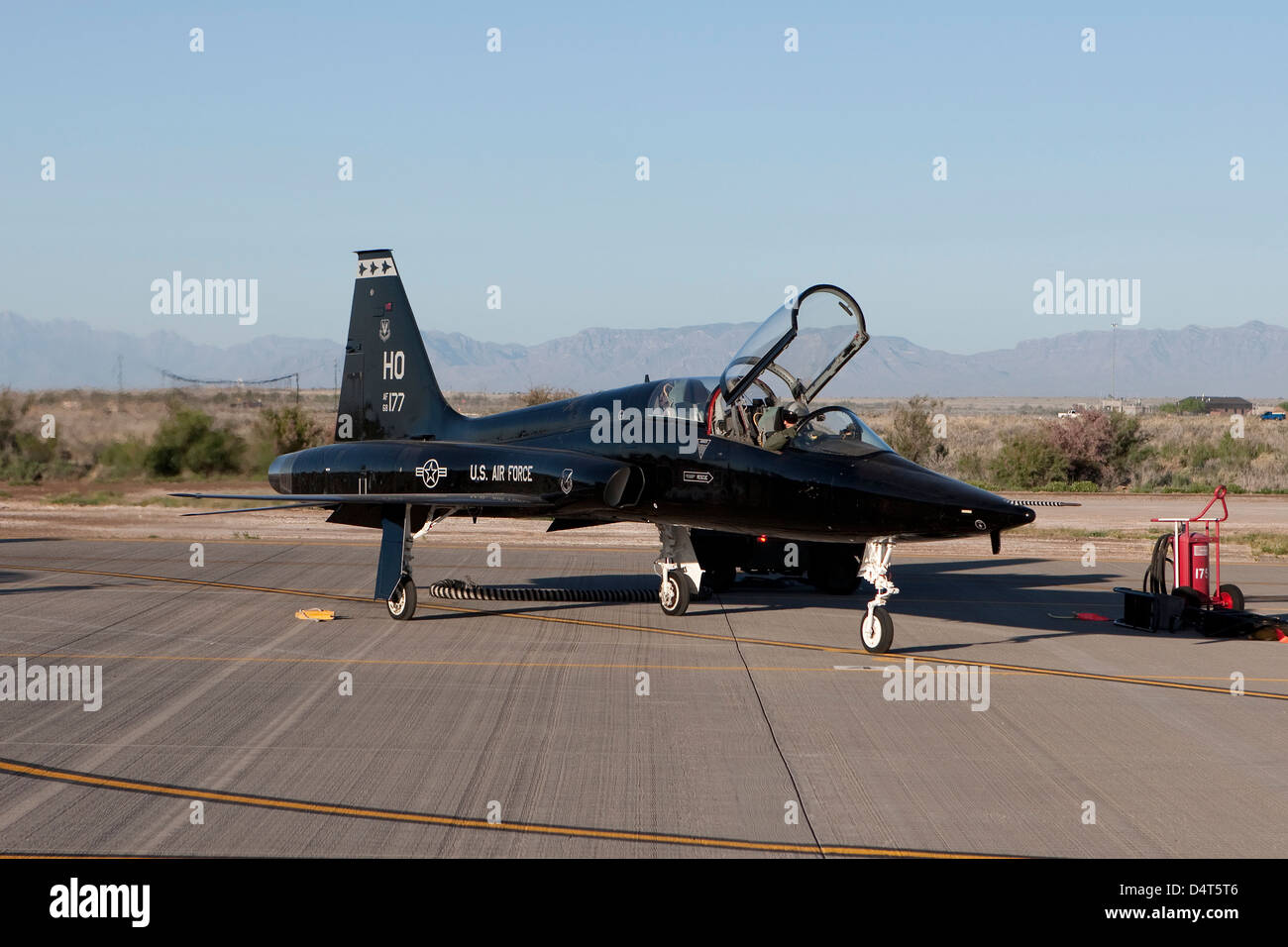 Un T-38 pilot si prepara a taxi il suo aereo per una missione di addestramento. Foto Stock