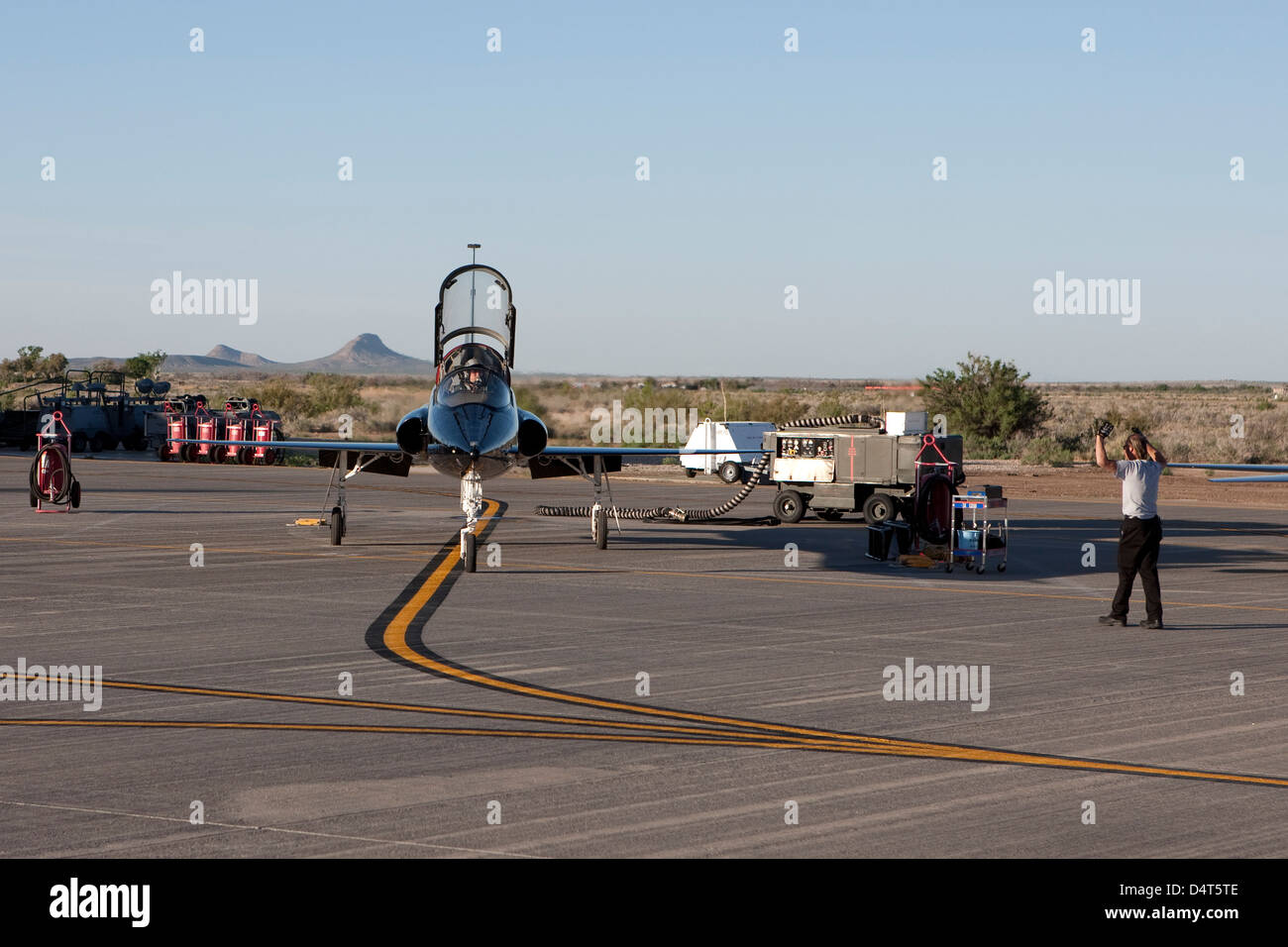 Un T-38 pilot si prepara a taxi il suo aereo per una missione di addestramento. Foto Stock