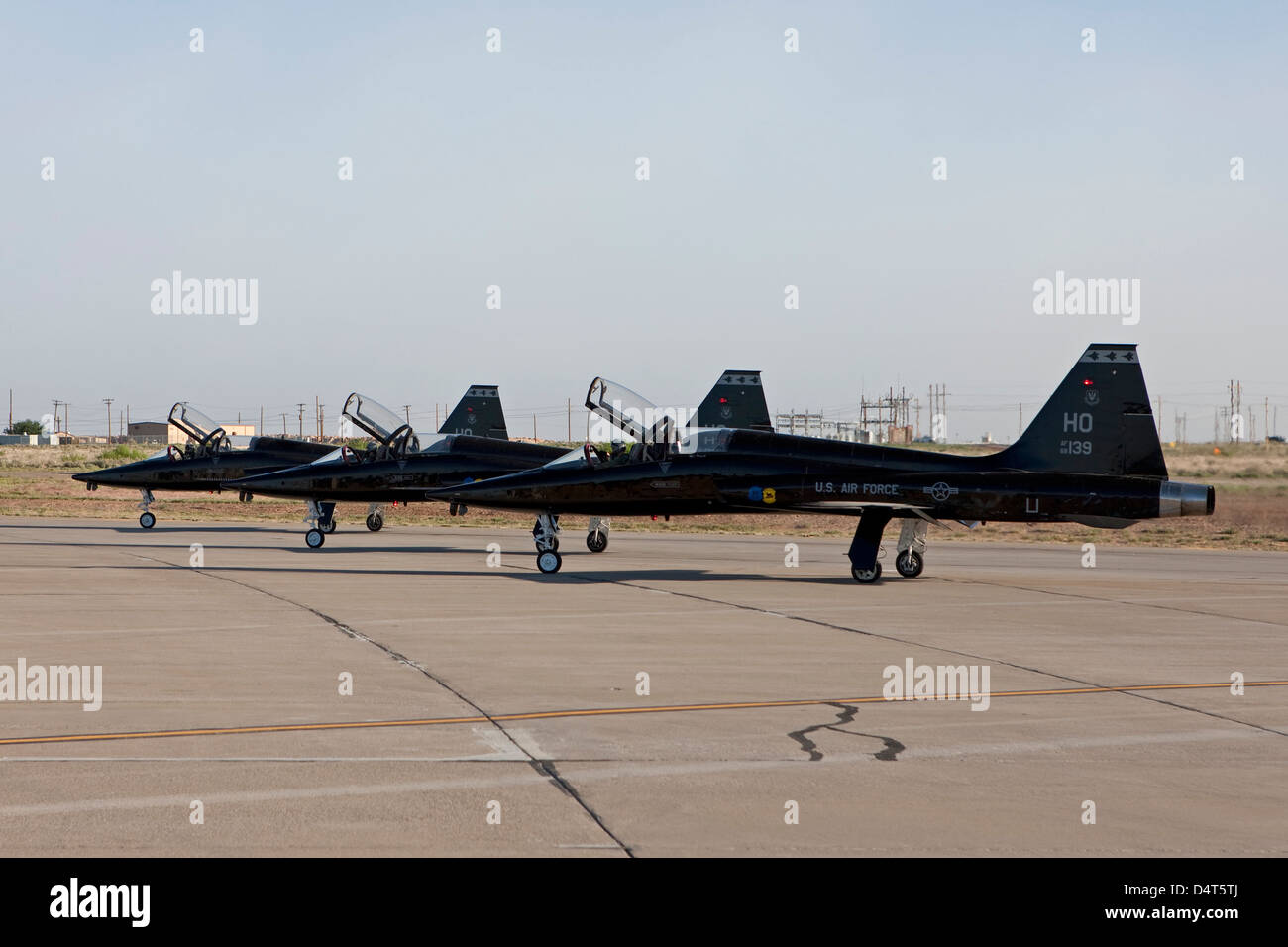 Tre T-38's sedersi alla fine della pista per controlli di preflight. Foto Stock