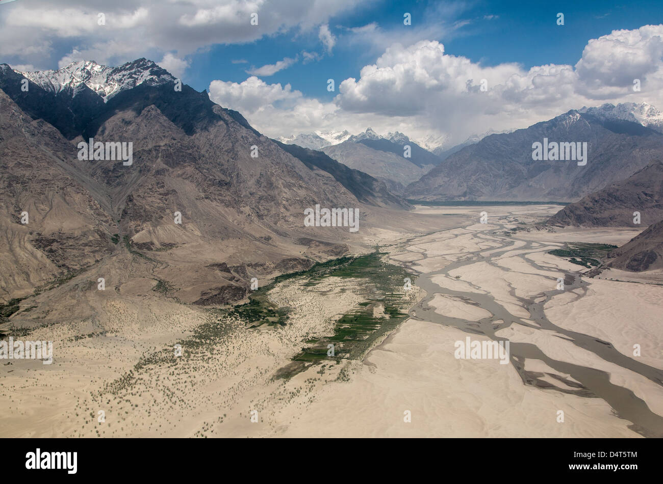 Il fiume Indo e organica villaggio vicino a Skardu, Gilgit-Baltistan Foto Stock