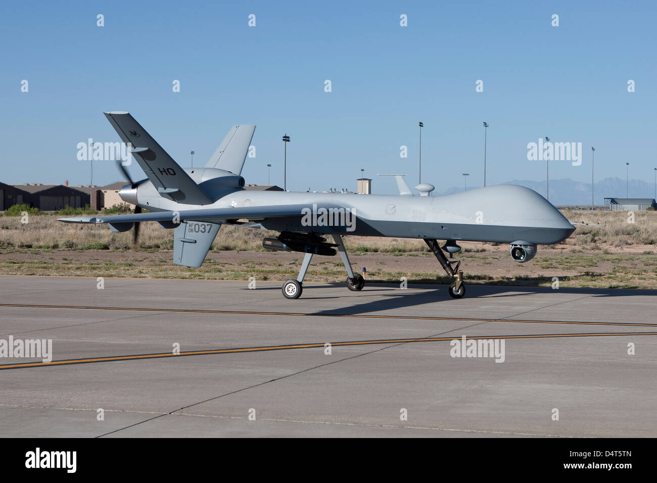 Un MQ-9 Reaper i taxi per la pista di atterraggio a Holloman Air Force Base in New Mexico. Foto Stock
